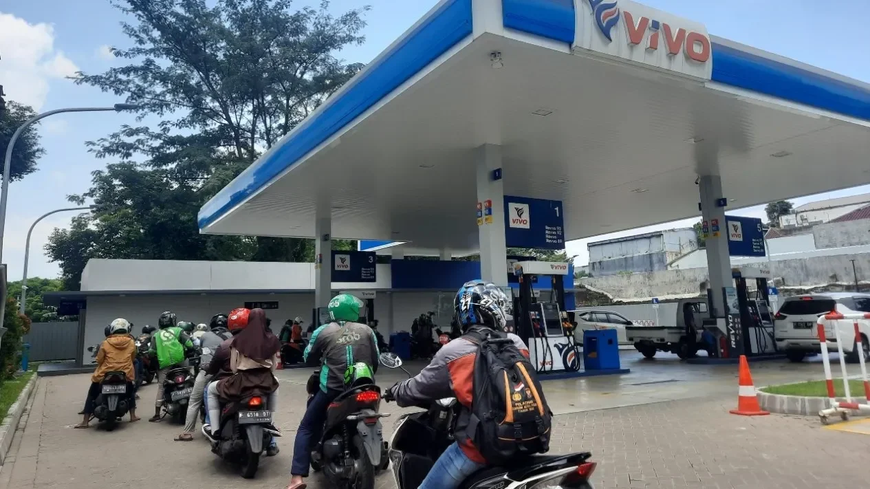 Antrean sepeda motor di SPBU VIVO di Indonesia.