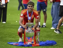 Kontroversi Ballon d’Or 2025: Lamine Yamal ‘Dicurangi’ Usia, Bos La Liga Buka Suara!