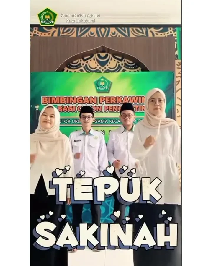 Peserta bimbingan perkawinan melakukan gerakan 'Tepuk Sakinah' di KUA.