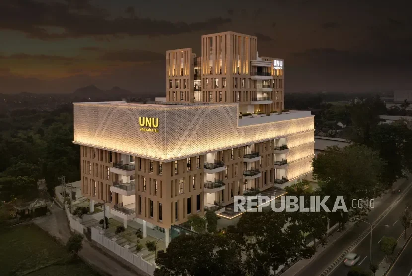 Gedung Universitas Nahdlatul Ulama (UNU) Yogyakarta di malam hari.