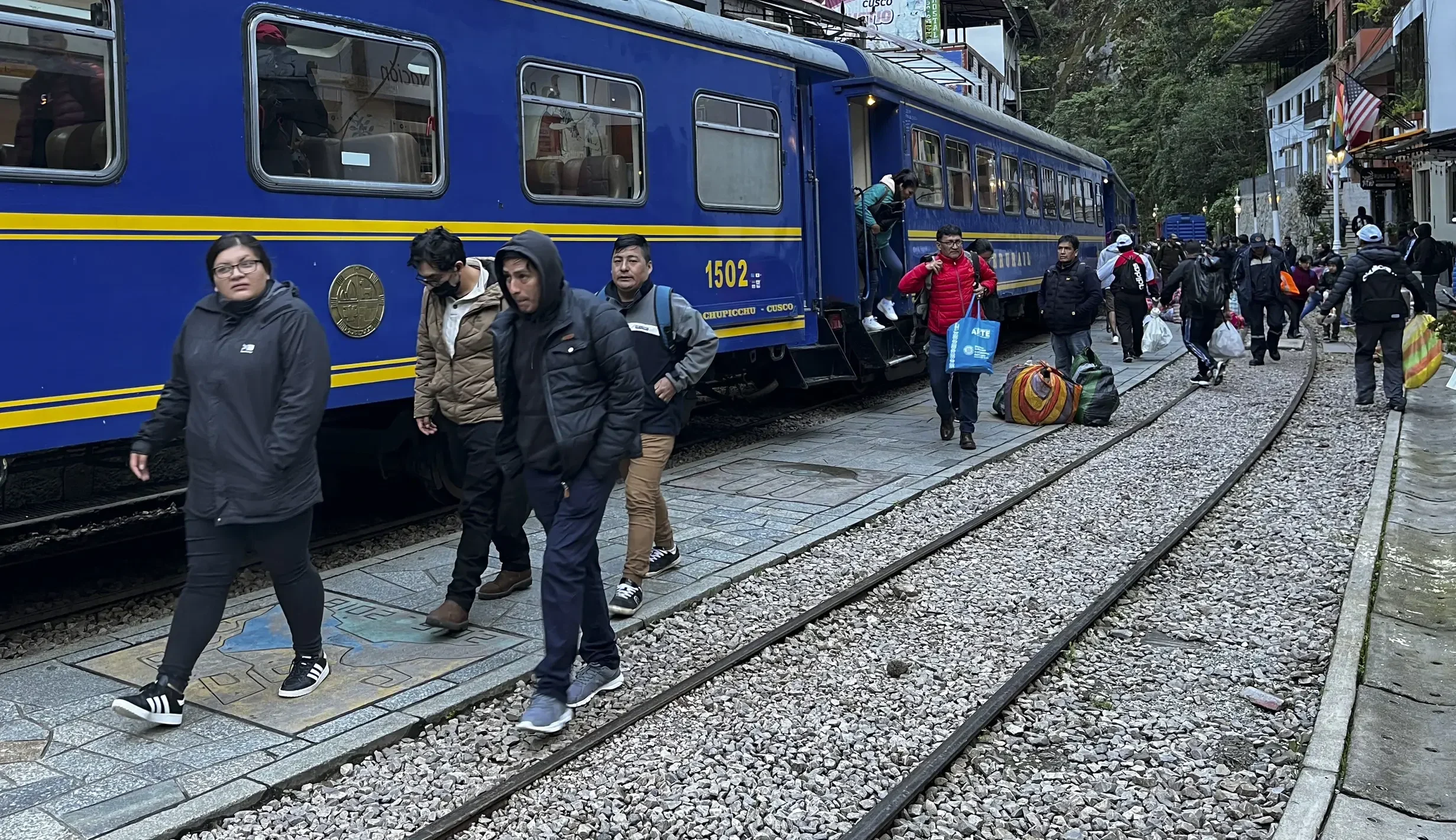 Turis terdampar di Aguas Calientes akibat protes yang menghentikan layanan kereta api Machu Picchu.