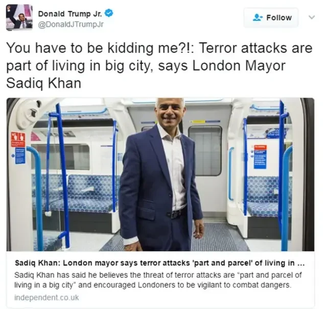 Wali Kota London Sadiq Khan di dalam gerbong kereta bawah tanah London.