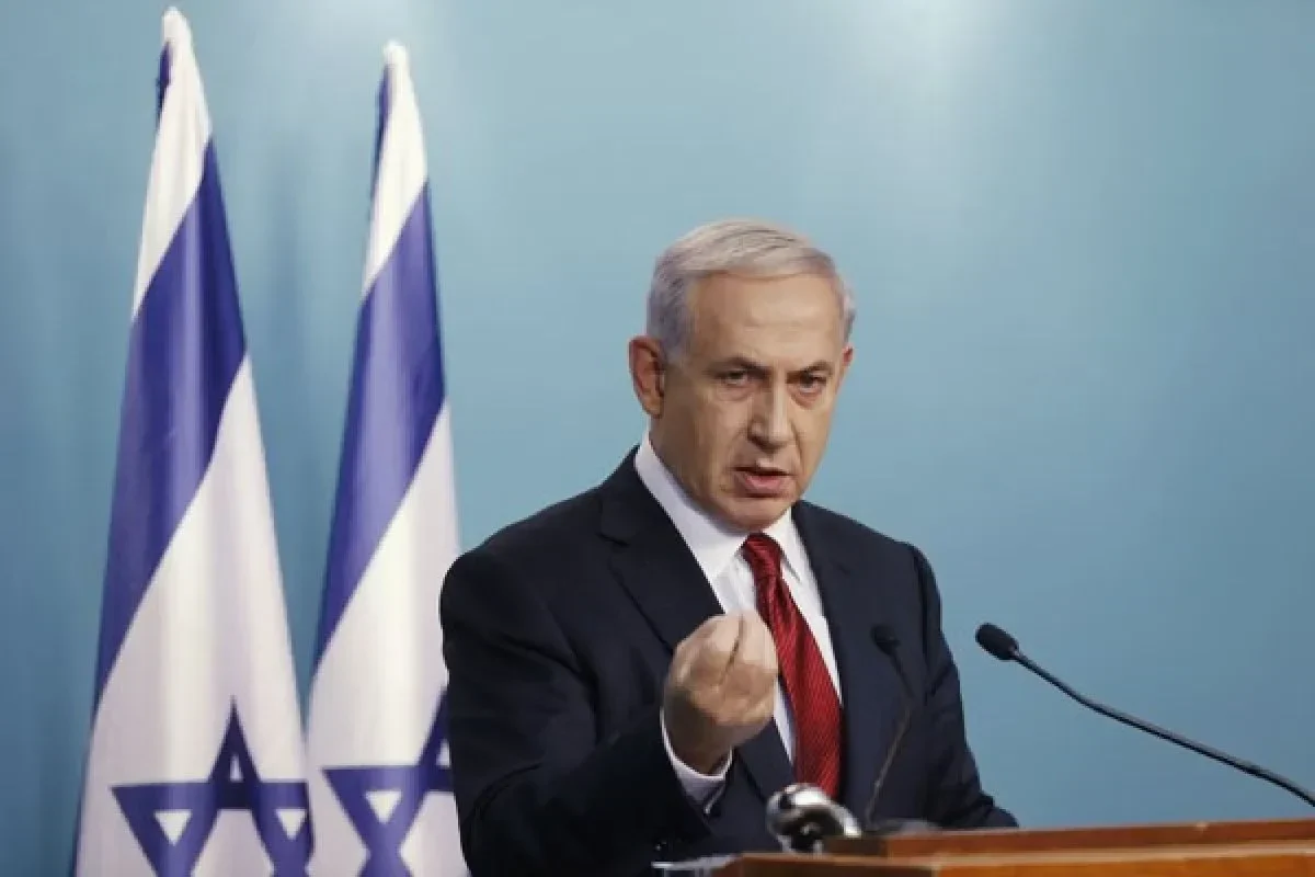 Benjamin Netanyahu berbicara di depan bendera Israel, menyampaikan pidato.