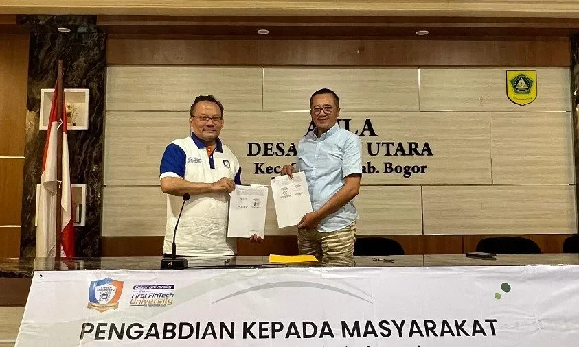 Dua pria memegang dokumen, menandakan kerja sama pengabdian masyarakat Cyber University.
