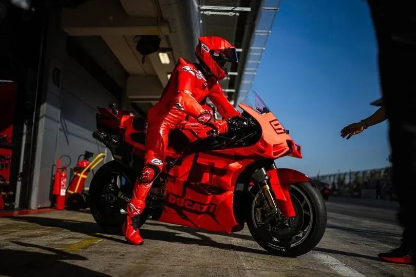 Marc Marquez bersiap di atas motor Ducati merahnya di lintasan MotoGP.