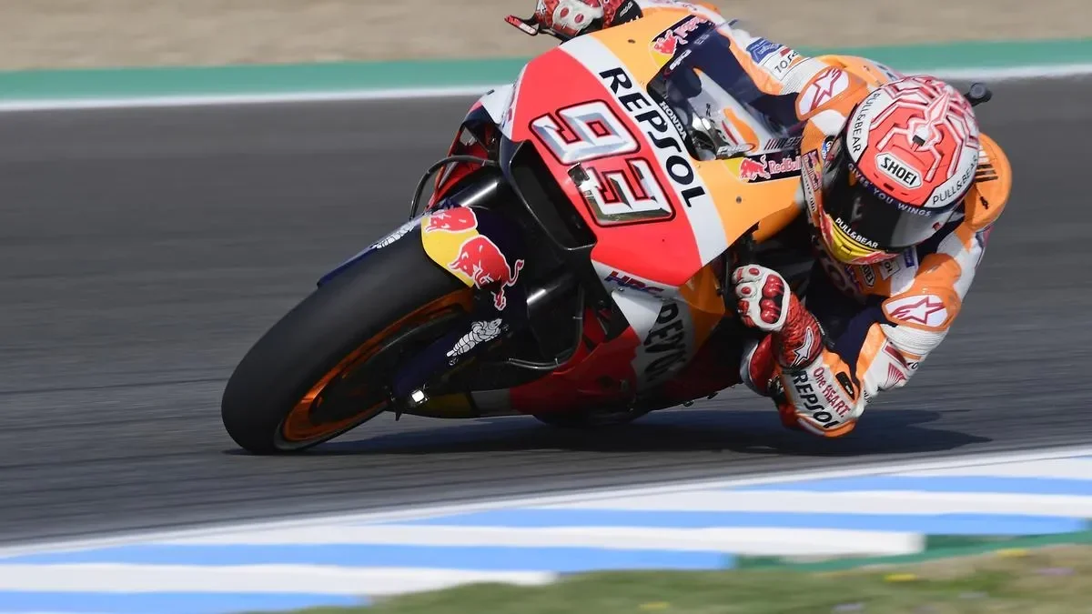 Pembalap MotoGP Marc Marquez beraksi di tikungan sirkuit dengan motor Repsol Honda.
