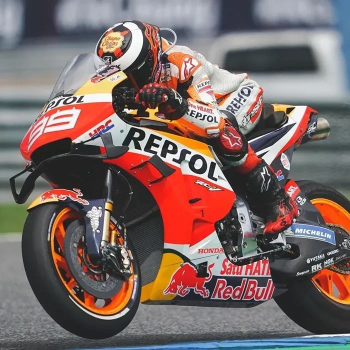 Pembalap Marc Marquez memacu motor Repsol Honda #93 di Sirkuit Motegi, Jepang.