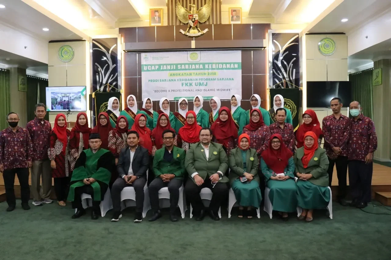 Mahasiswa Sarjana Kebidanan FKK UMJ mengikuti Ucap Janji Periode IV Genap TA 2024/2025.