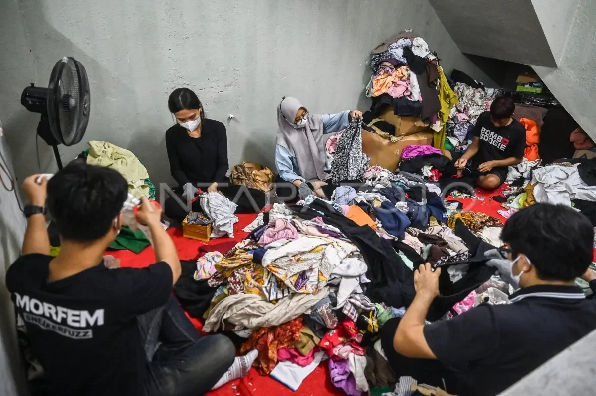 Tim berkolaborasi dengan cermat menyortir tumpukan barang.