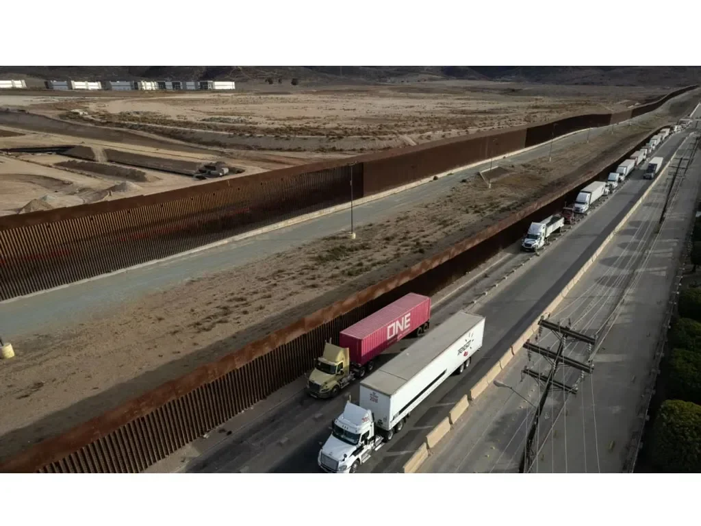 Antrean truk kontainer di jalan perbatasan, sisi Meksiko.