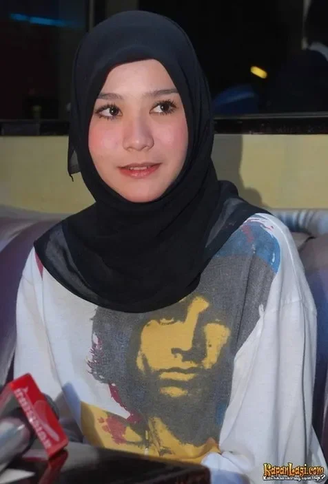 Zaskia Adya Mecca dengan hijab hitam, ekspresi prihatin atas kejadian menimpa karyawannya.