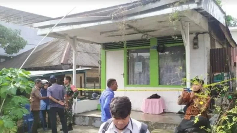Garis polisi terpasang di rumah kontrakan lokasi pembakaran istri di Cakung.