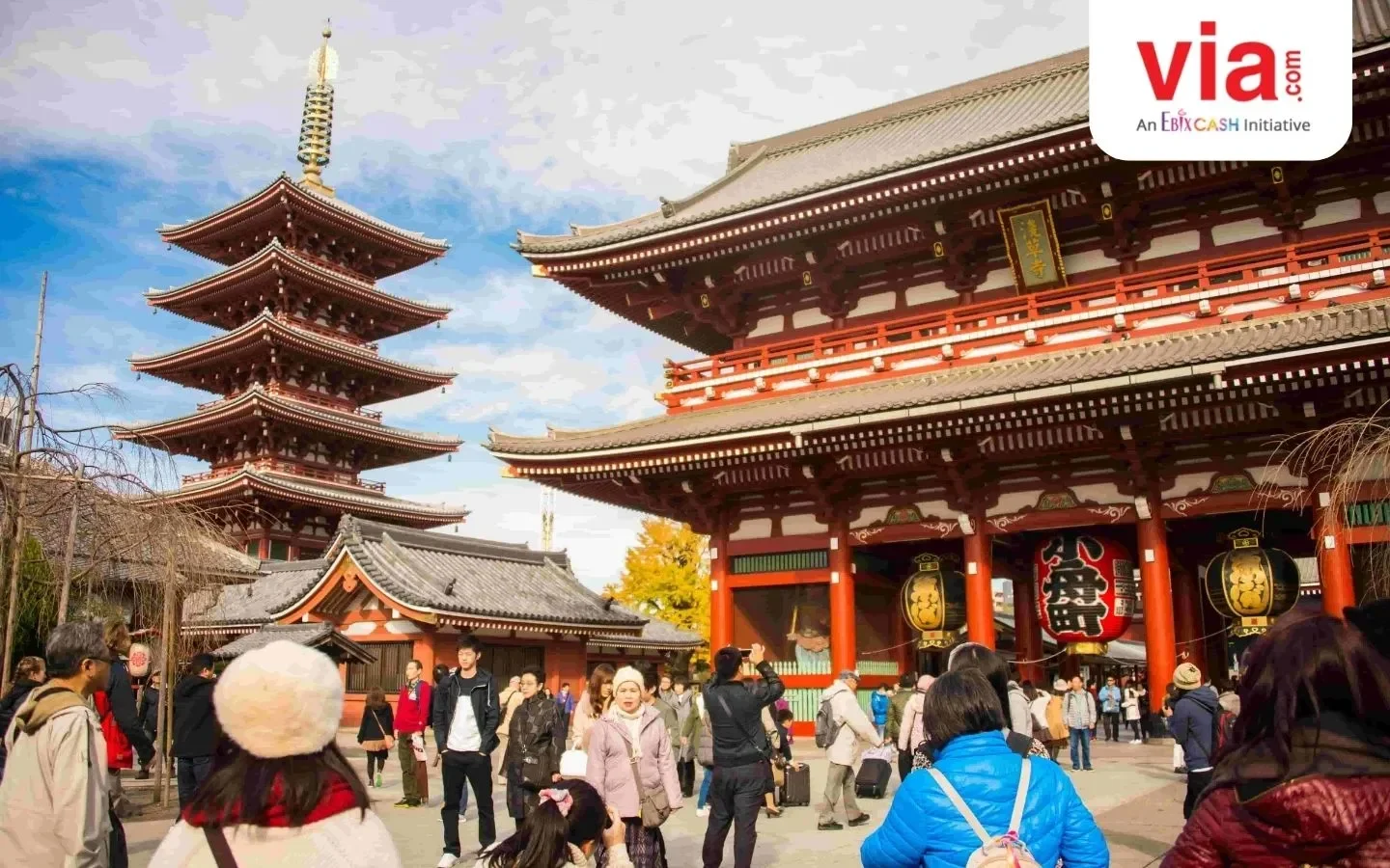 Pemandangan Senso-ji Temple, Tokyo, Jepang, dengan pagoda bersejarah dan pengunjung.