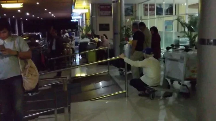 Penumpang terlantar di bandara akibat kekacauan sistem check-in pasca serangan siber.