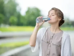 Minum Sambil Berdiri Bikin Sakit? Dokter Bongkar Mitos yang Bikin Kamu Khawatir!