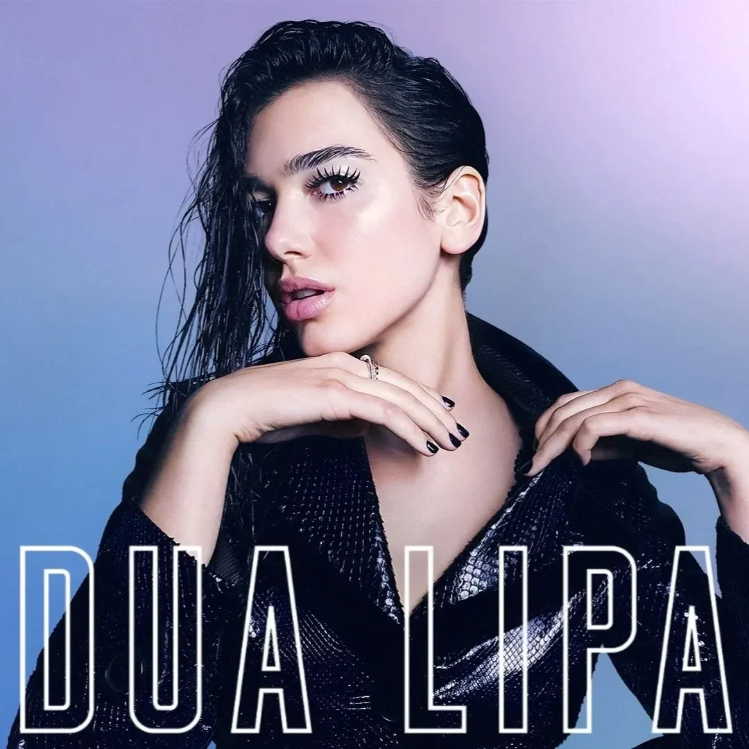 Ilustrasi pencarian orang hilang: Siluet dua orang menghilang dalam keramaian demo.