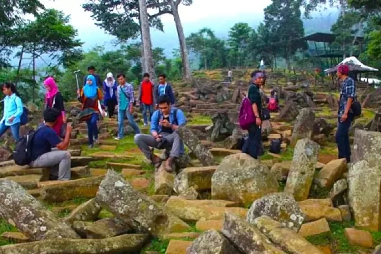Pengunjung menjelajahi Situs Gunung Padang yang penuh bebatuan megalitik bersejarah.