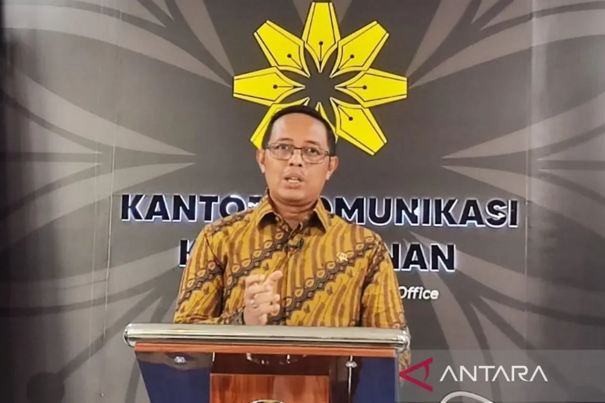 Mensesneg Prasetyo Hadi memberikan keterangan pers terkait undangan PBB untuk Presiden terpilih Prabowo.