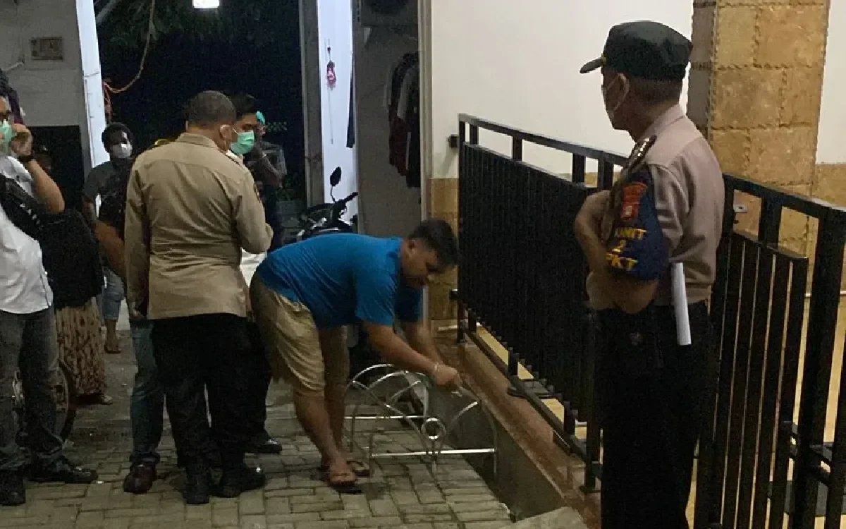 Petugas kepolisian dan warga di lokasi penemuan jasad anak di indekos Penjaringan, Jakarta Utara.