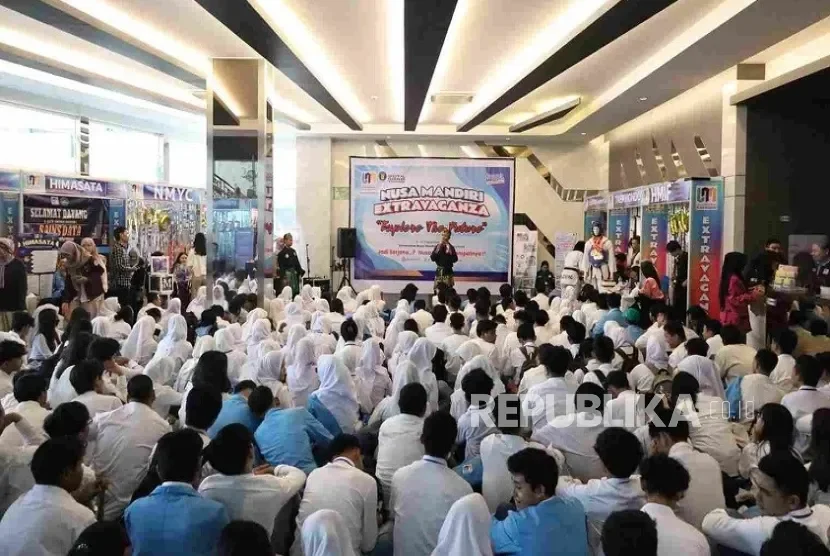 Mahasiswa baru UNM mengikuti acara MOKA SERASI 2025 bertema "Unlimit Your Mind".