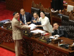 Momen Langka di DPR: Dasco Antar Langsung Menhan Sjafrie ke Rapat Komisi I, Sinyal Soliditas Makin Kuat?