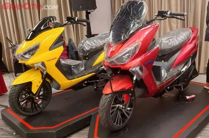 Dua motor listrik Polytron berwarna kuning dan merah dipamerkan, menunjukkan model kompetitor Yamaha.