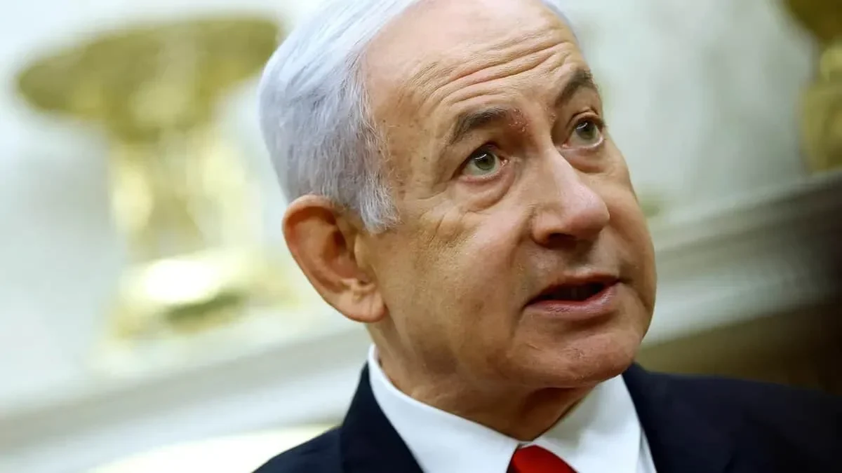 Benjamin Netanyahu, Perdana Menteri Israel, berbicara dengan ekspresi serius.