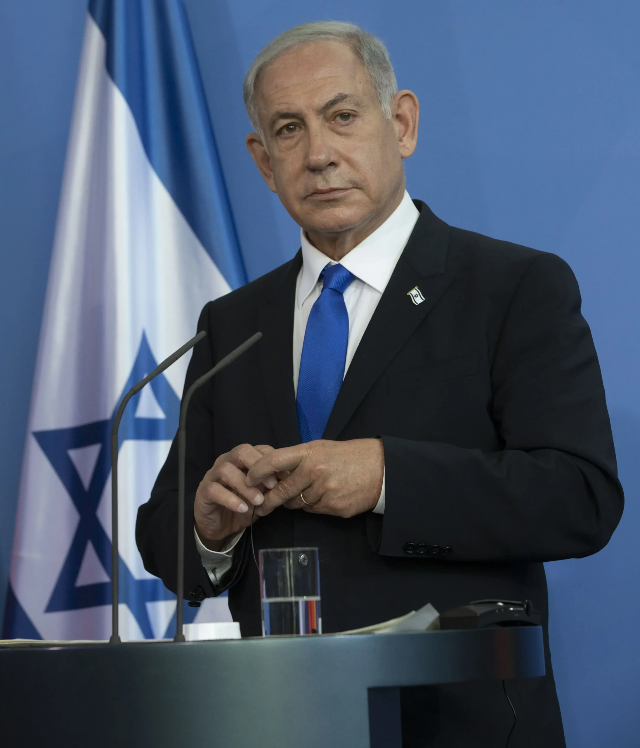 Benjamin Netanyahu berpidato di depan bendera Israel, menolak negara Palestina.