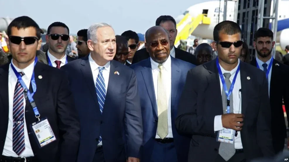 Perdana Menteri Israel Benjamin Netanyahu dikawal rombongan keamanan saat melakukan perjalanan udara.