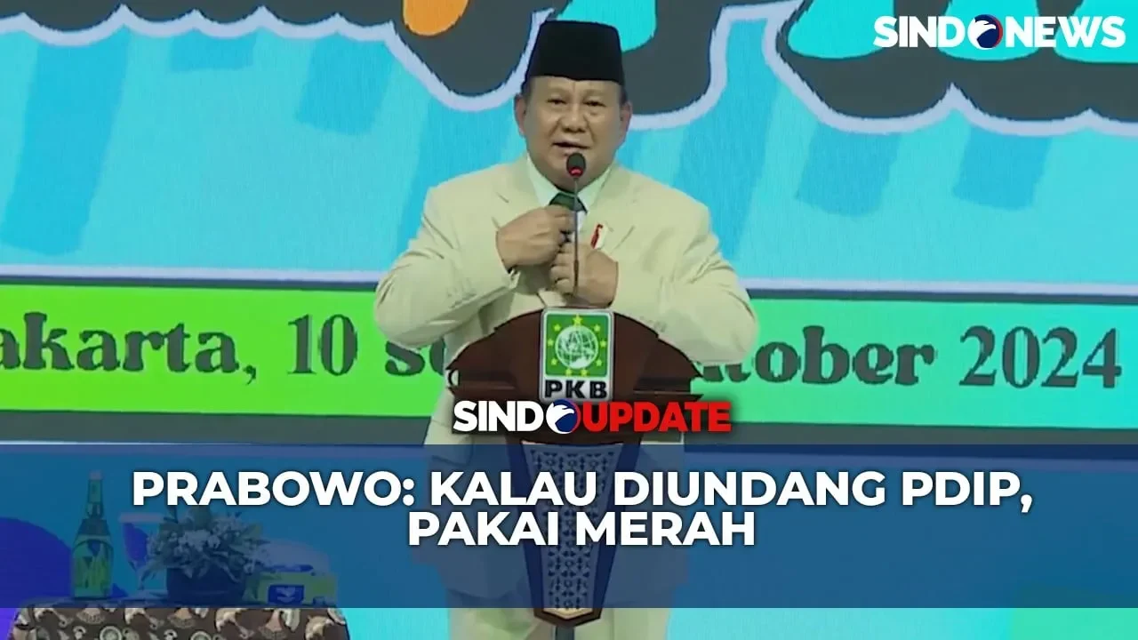 Prabowo Subianto berpidato di podium acara, mengenakan jas terang dan peci hitam.