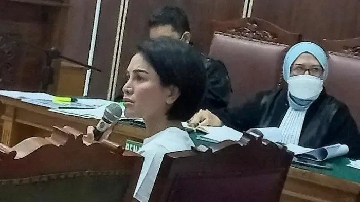 Nikita Mirzani memegang mikrofon di ruang sidang Pengadilan Negeri Jakarta Selatan.