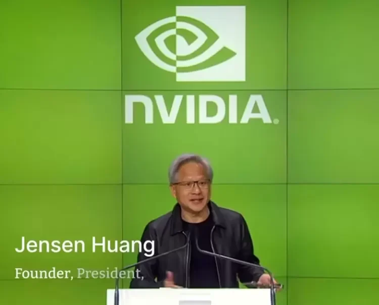Jensen Huang, Pendiri dan Presiden Nvidia, berdiri di depan logo perusahaan.