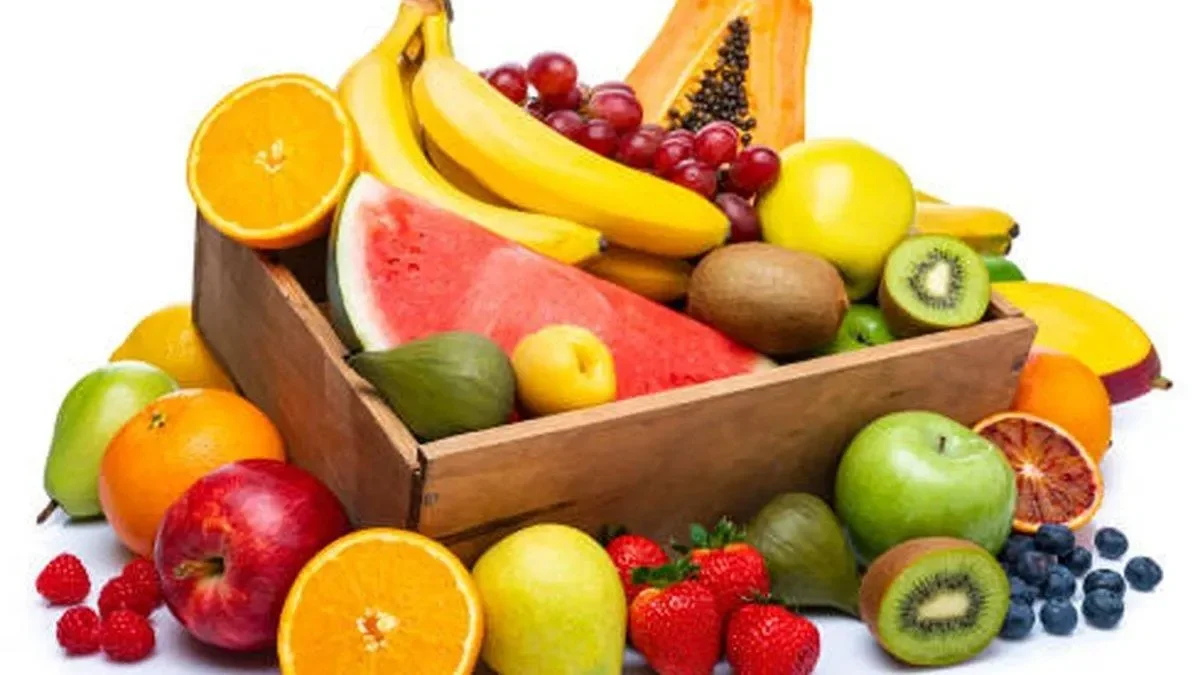 Berbagai macam buah-buahan segar yang tersaji dalam keranjang kayu.