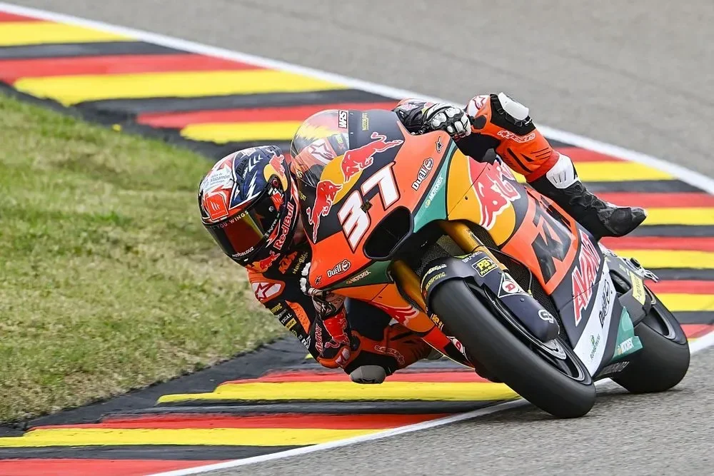 Pedro Acosta memacu KTM RC16 di MotoGP, bersiap menghadapi tikungan.