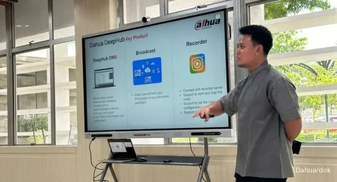 Presentasi digitalisasi pendidikan oleh Dirjen PAUD Dikdasmen dengan layar interaktif.