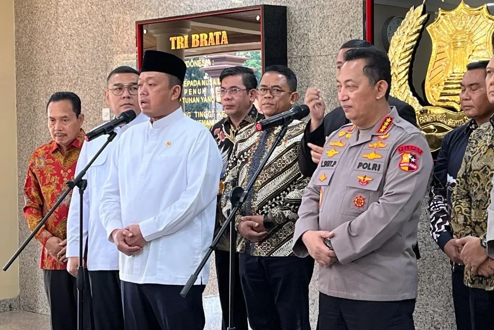 Menteri ATR/BPN Nusron Wahid didampingi pejabat dalam audiensi pimpinan DPR.