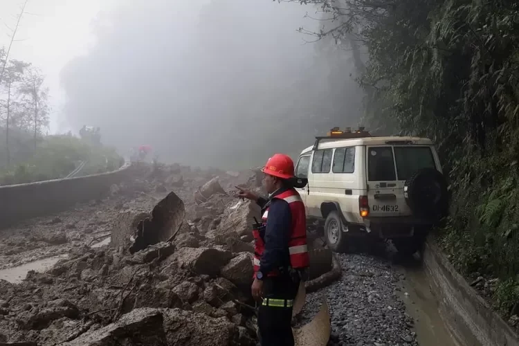 Petugas meninjau lokasi longsoran material basah di tambang Grasberg, PT Freeport Indonesia.