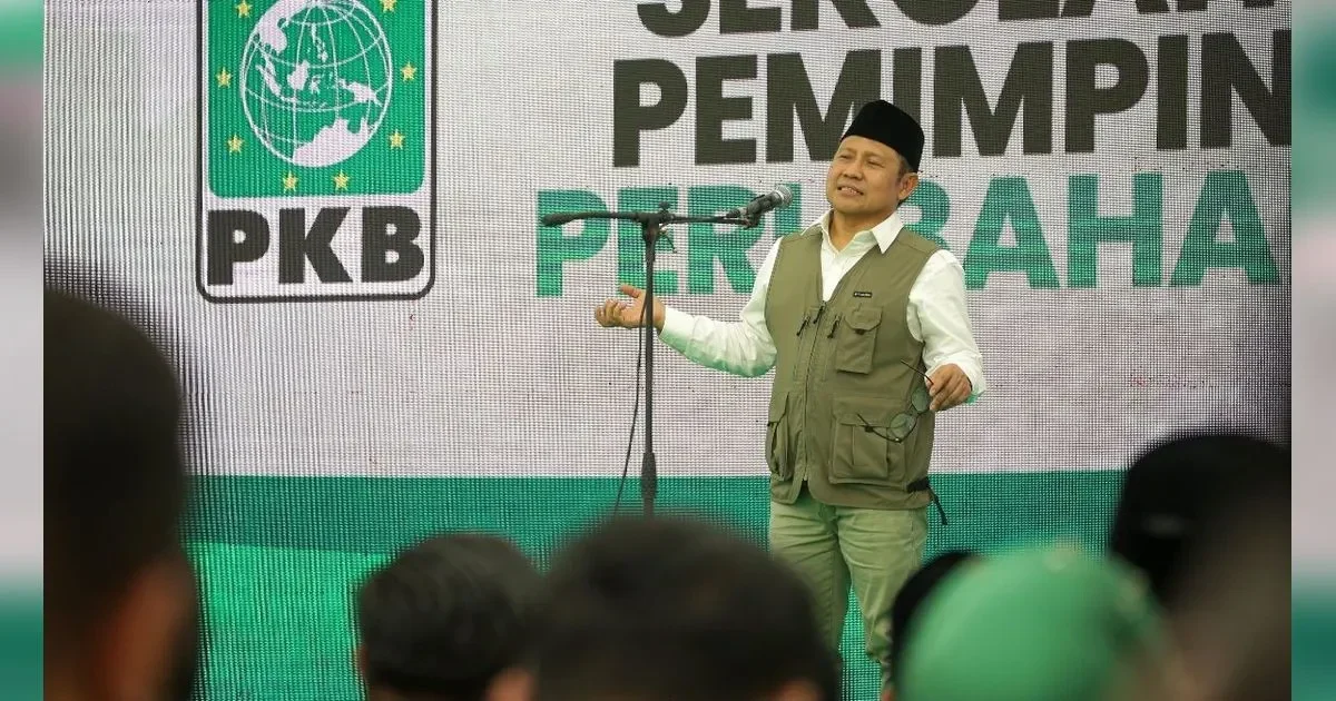 Ketua Umum PKB Muhaimin Iskandar berpidato di panggung dengan logo partai di latar belakang.