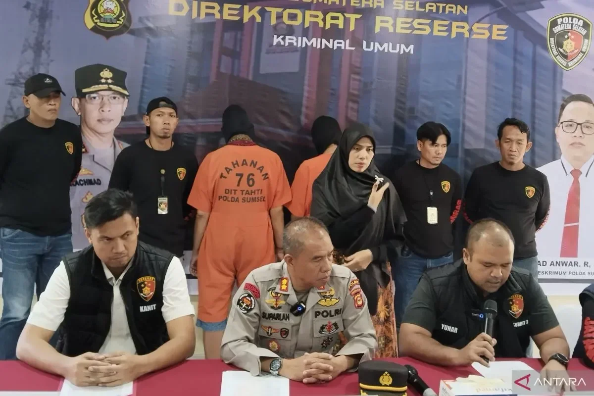 Polisi menangkap tersangka kasus penculikan dan pembunuhan kepala cabang bank.