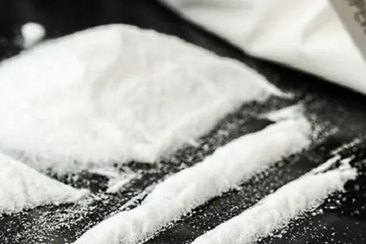 Serbuk putih diduga narkoba, ilustrasi penegakan hukum dan rehabilitasi pecandu.
