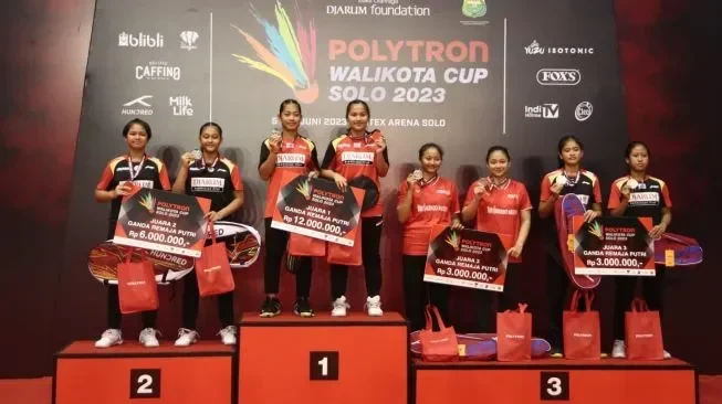 Pemenang bulutangkis junior Putri Polytron Walikota Cup Solo 2023 menerima penghargaan di podium.