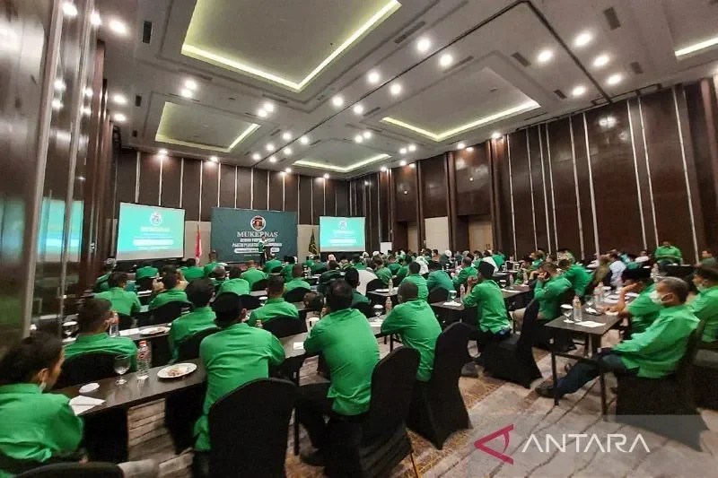 Peserta Musyawarah Kerja Nasional (Mukernas) PPP berbaju hijau di ruangan konferensi.