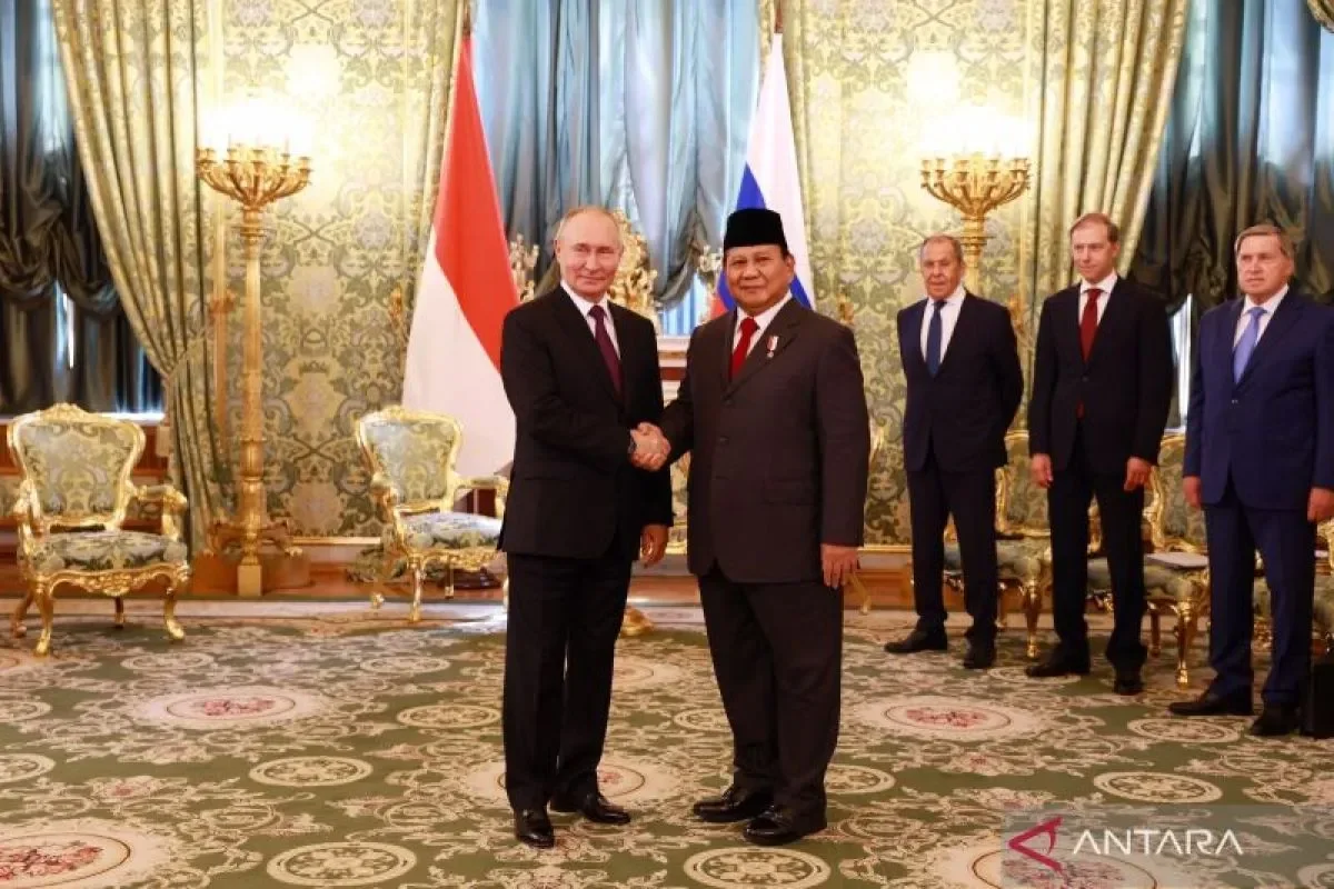 Prabowo Subianto berjabat tangan dengan Putin diapit delegasi.
