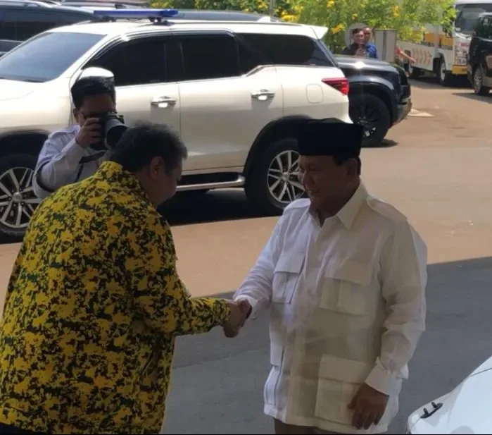 Prabowo Subianto bersalaman dengan seorang pria di acara Akad Massal KPR FLPP Bogor.