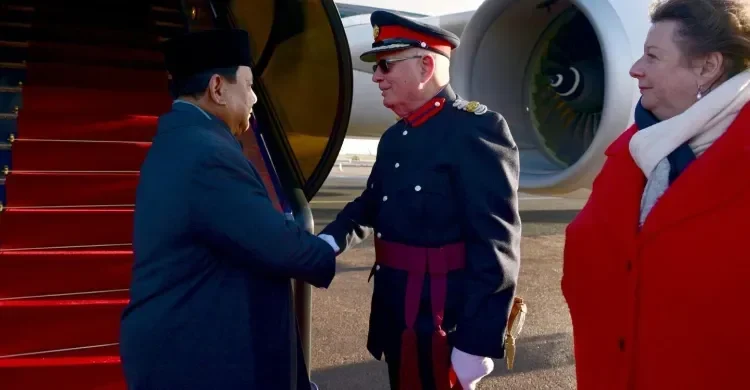 Presiden Prabowo Subianto disambut pejabat militer Belanda di tangga pesawat Bandara Schiphol.