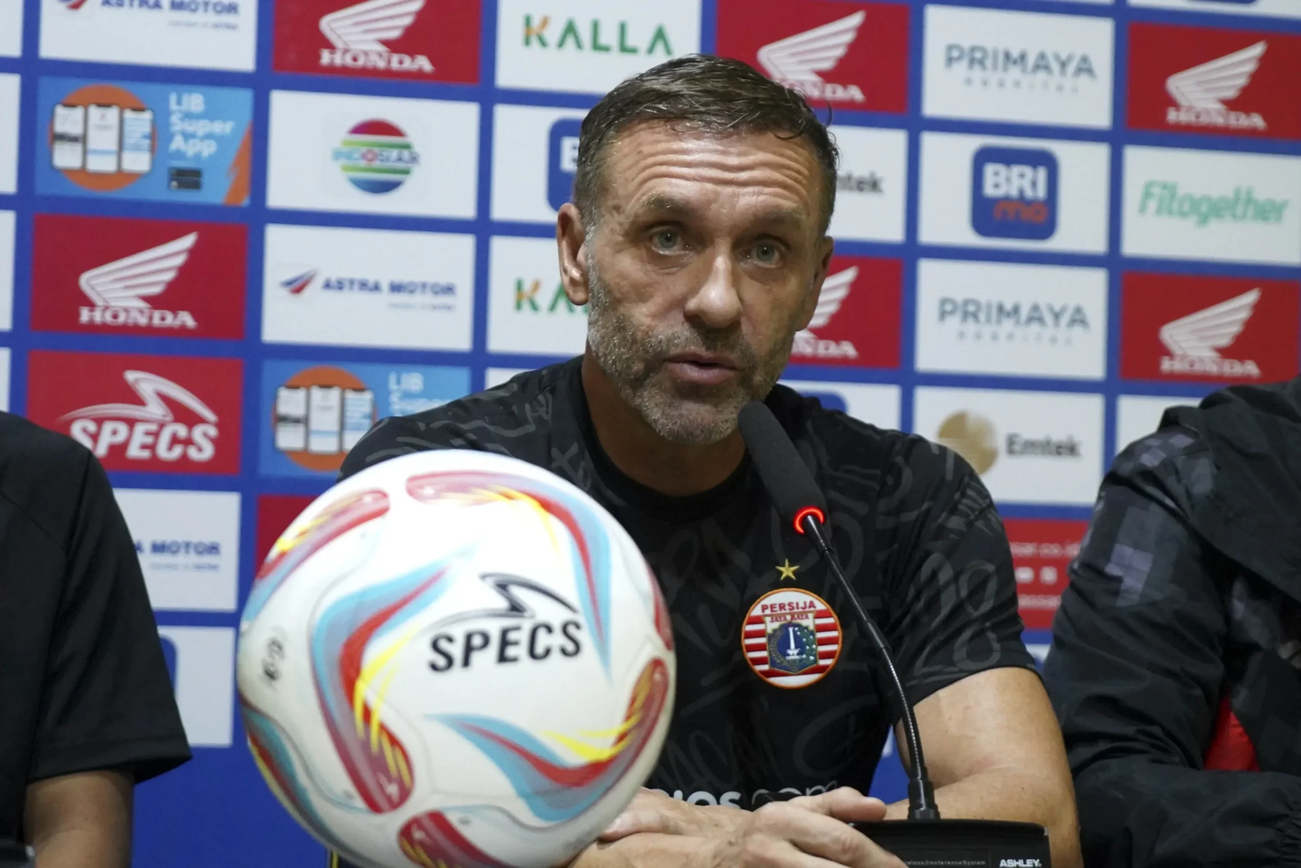 Pelatih Persija Jakarta dalam konferensi pers jelang pertandingan krusial Super League.
