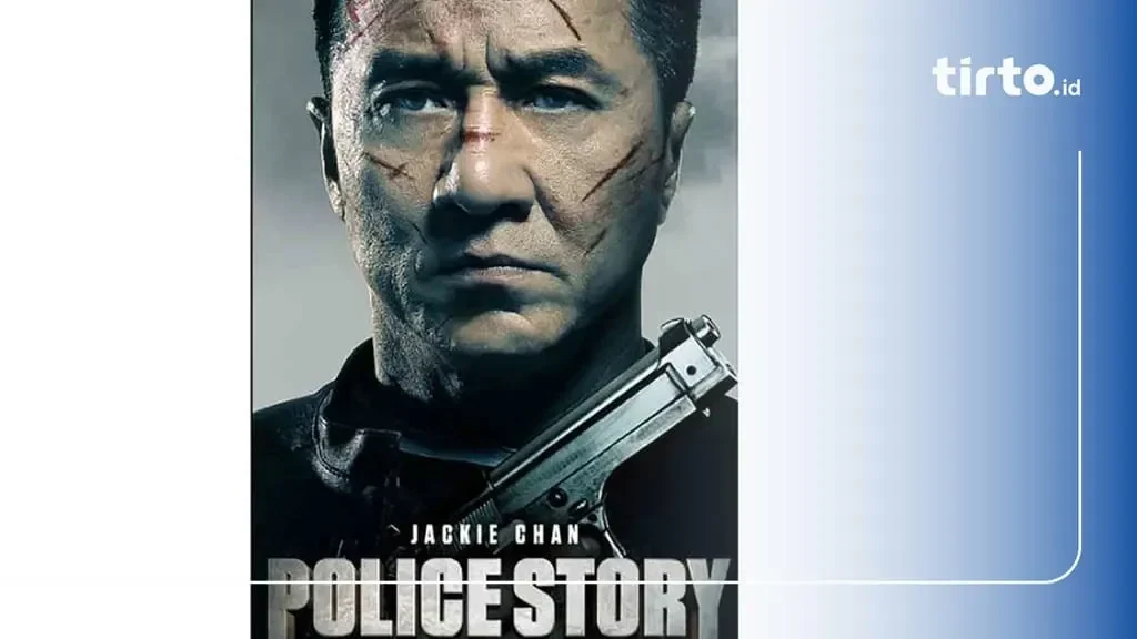 Jackie Chan dengan wajah terluka dan ekspresi serius memegang pistol di poster "Police Story: Lockdown".