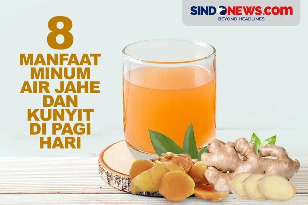 Segelas air jahe dan kunyit segar dengan bahan-bahan di sekitarnya.