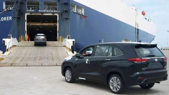 Mobil Toyota baru diturunkan dari kapal pengangkut di pelabuhan Indonesia.