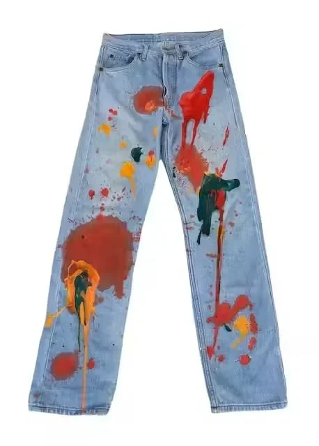 Celana jeans belel dengan cipratan cat warna-warni, dipamerkan dalam retrospektif Virgil Abloh.